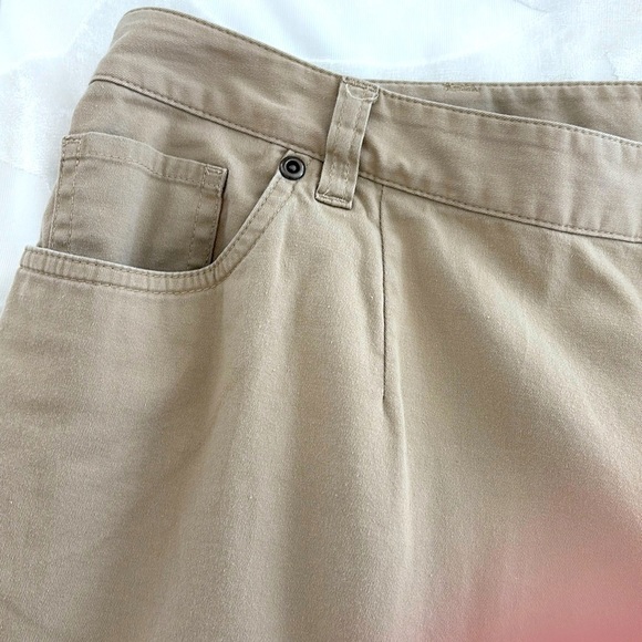 Talbots Stretch Khaki Capris. Decorative Back Pockets. Petite Size 18W - Picture 2 of 10